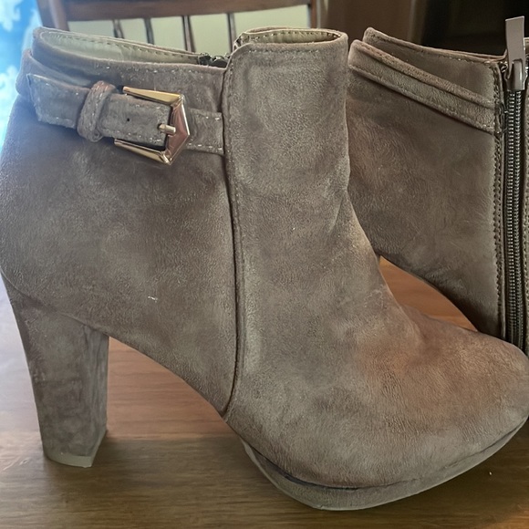 Brown booties with thick heal 👢 Only worn a few times! - Picture 2 of 3